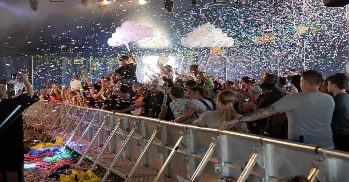Colorful confetti rain and cloud-themed decor create an energetic party atmosphere at TV Hulk.